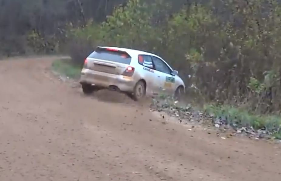 Na Rallye Pskov se muchlaly plechy. V zatáčce smrti skončilo hned šest posádek a bylo jen štěstím, že se nikomu nic nestalo.