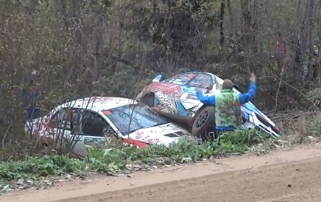 Na Rallye Pskov se muchlaly plechy. V zatáčce smrti skončilo hned šest posádek a bylo jen štěstím, že se nikomu nic nestalo.