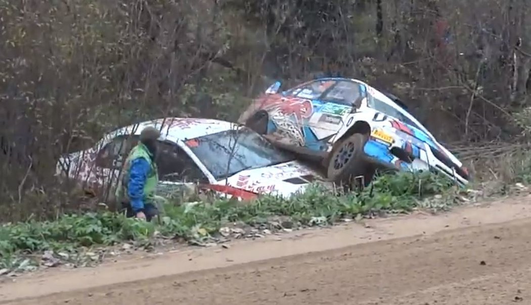 Na Rallye Pskov se muchlaly plechy. V zatáčce smrti skončilo hned šest posádek a bylo jen štěstím, že se nikomu nic nestalo.