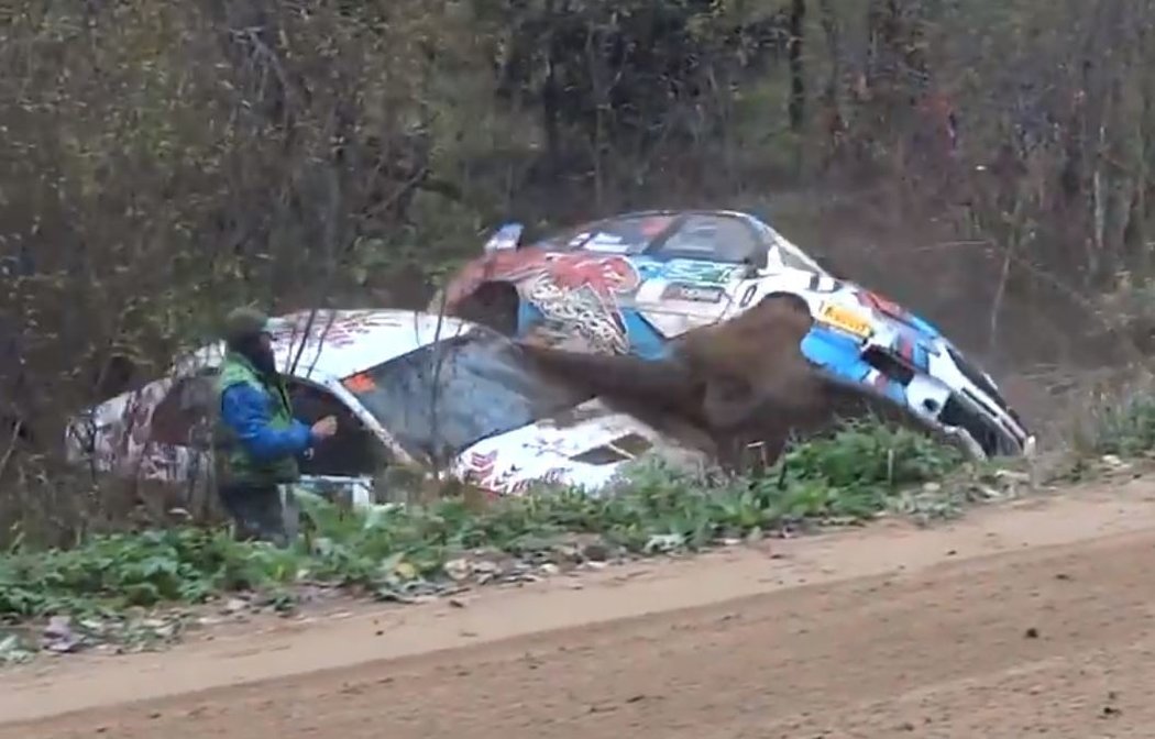 Na Rallye Pskov se muchlaly plechy. V zatáčce smrti skončilo hned šest posádek a bylo jen štěstím, že se nikomu nic nestalo.