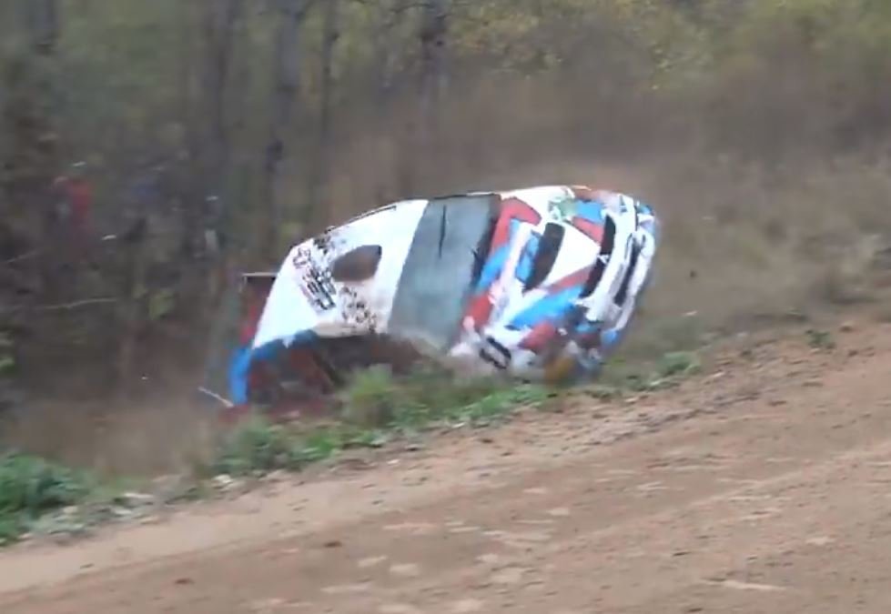 Na Rallye Pskov se muchlaly plechy. V zatáčce smrti skončilo hned šest posádek a bylo jen štěstím, že se nikomu nic nestalo.