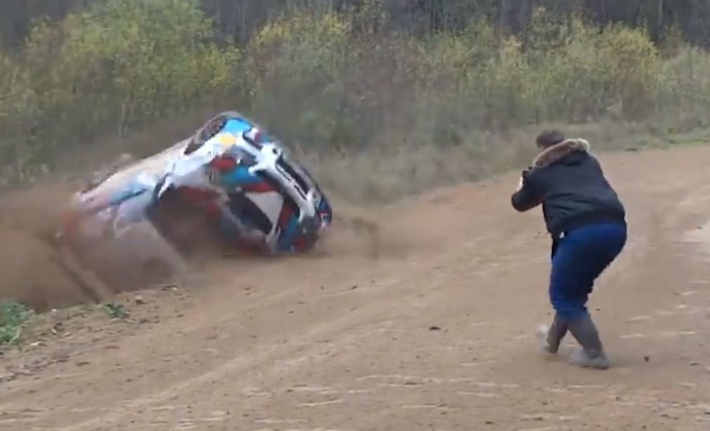 Na Rallye Pskov se muchlaly plechy. V zatáčce smrti skončilo hned šest posádek a bylo jen štěstím, že se nikomu nic nestalo.