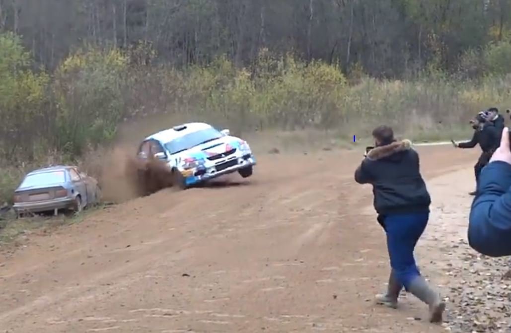 Na Rallye Pskov se muchlaly plechy. V zatáčce smrti skončilo hned šest posádek a bylo jen štěstím, že se nikomu nic nestalo.