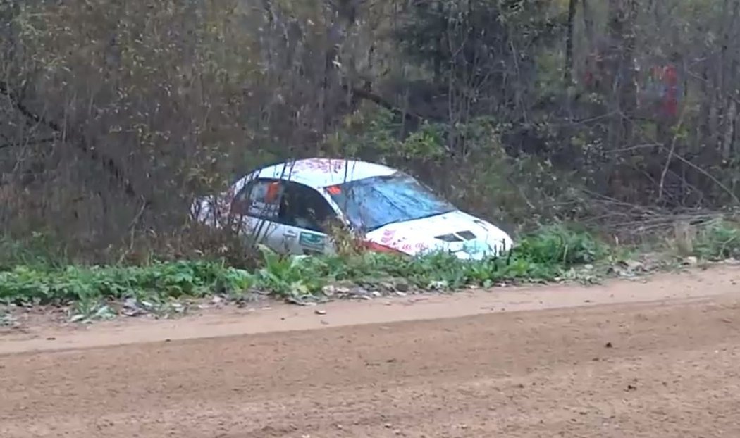 Na Rallye Pskov se muchlaly plechy. V zatáčce smrti skončilo hned šest posádek a bylo jen štěstím, že se nikomu nic nestalo.