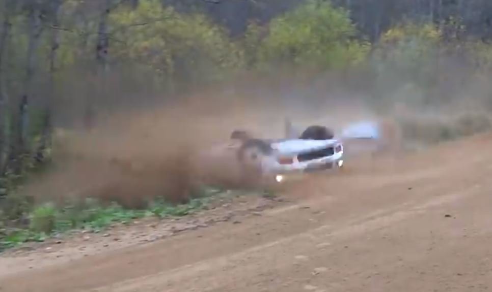 Na Rallye Pskov se muchlaly plechy. V zatáčce smrti skončilo hned šest posádek a bylo jen štěstím, že se nikomu nic nestalo.