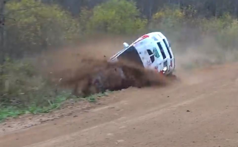 Na Rallye Pskov se muchlaly plechy. V zatáčce smrti skončilo hned šest posádek a bylo jen štěstím, že se nikomu nic nestalo.