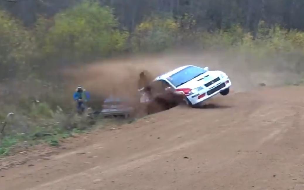 Na Rallye Pskov se muchlaly plechy. V zatáčce smrti skončilo hned šest posádek a bylo jen štěstím, že se nikomu nic nestalo.