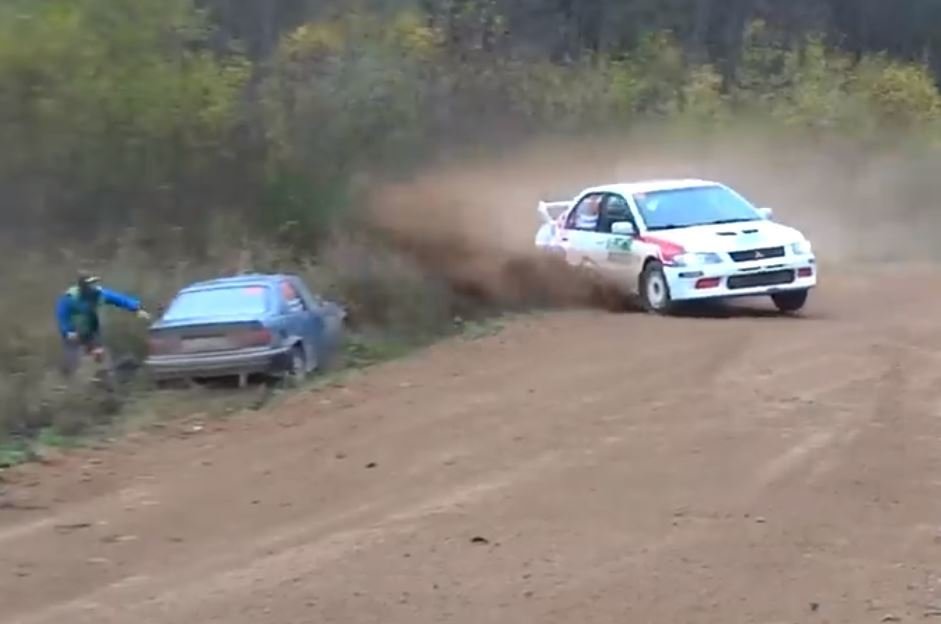 Na Rallye Pskov se muchlaly plechy. V zatáčce smrti skončilo hned šest posádek a bylo jen štěstím, že se nikomu nic nestalo.