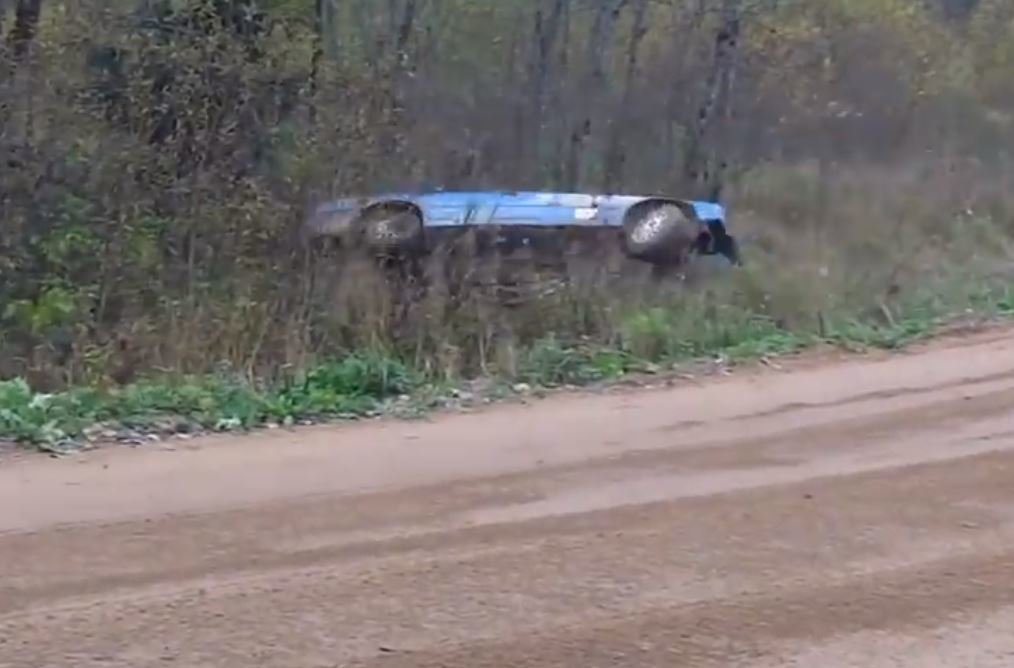 Na Rallye Pskov se muchlaly plechy. V zatáčce smrti skončilo hned šest posádek a bylo jen štěstím, že se nikomu nic nestalo.