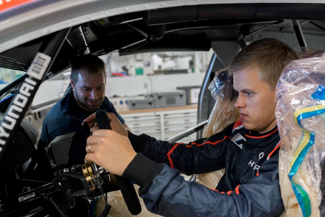 Estonec Ott Tänak už tráví čas v dílnách v německém Alzenau, kde sídlí tým Hyundai Motorsport. Ještě před loňskými Vánoci si už odladil sedačku speciálu i20 Coupé WRC.