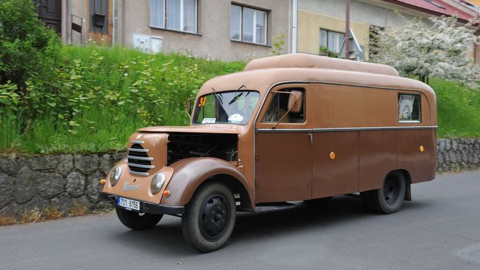 Nechyběly ani nákladní vozy. Robur Garant 32 Jaroslava Hanáka nakonec vybojoval 20. místo absolutně.