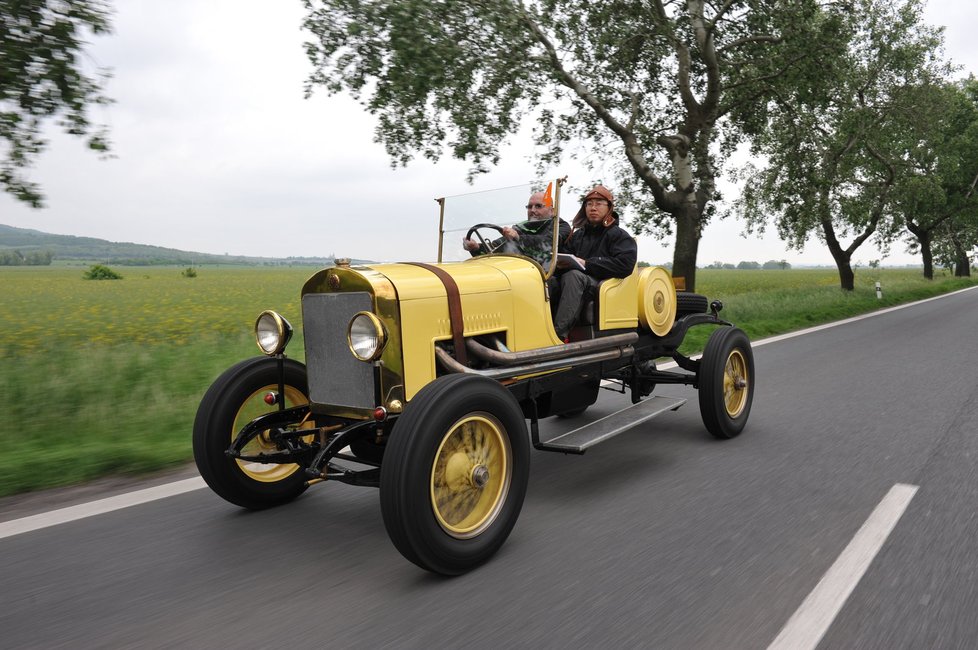 Laurinka z roku 1920 připomínala zvukem rozjetou parní lokomotivu. Říká se jí Mákina.