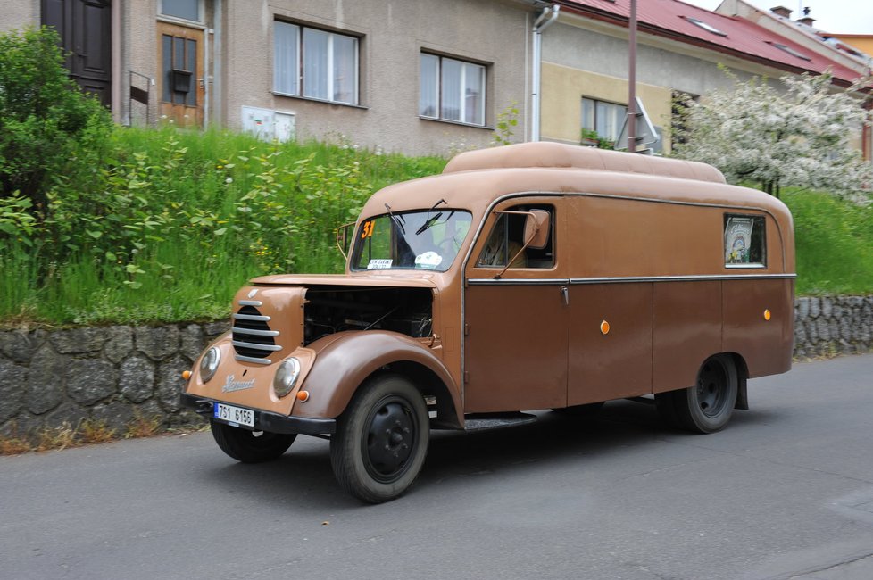 Nechyběly ani nákladní vozy. Robur Garant 32 Jaroslava Hanáka nakonec vybojoval 20. místo absolutně.