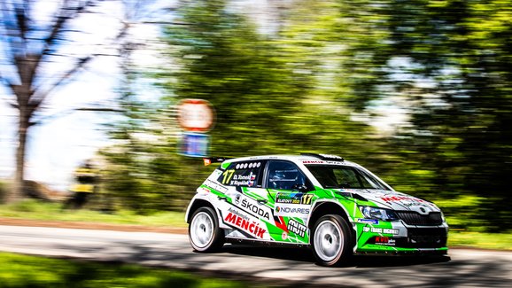 Rallye Šumava po 1. dnu: Kopecký vede, Pech měl technické problémy