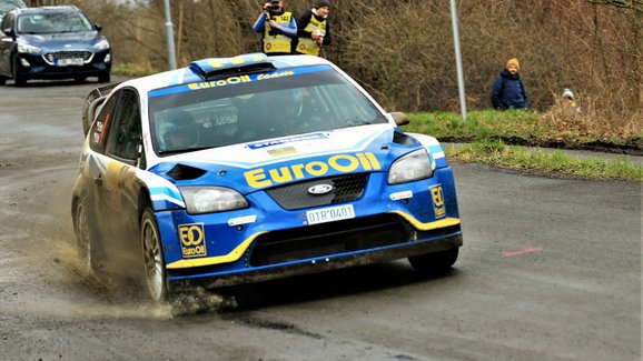 Rallye Šumava po sobotě: Prvního Pecha stíhá Kopecký