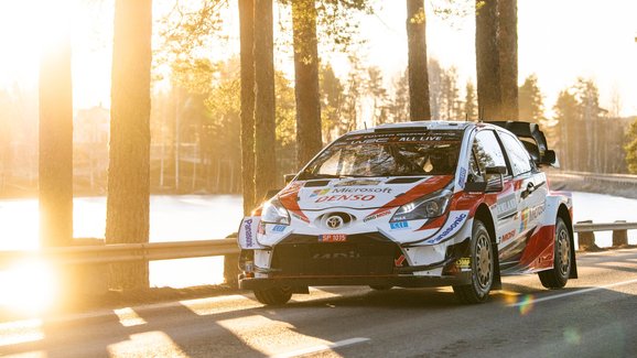 Švédská rallye po 1. dnu: Vede Evans s toyotou, sněhu je málo