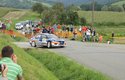 Před páskou mohou být pouze pořadatelé (zde v oranžové vestě) a akreditovaní fotografové (zde mají bílé vesty). Diváci jsou spořádaně za zábranami či na svazích.