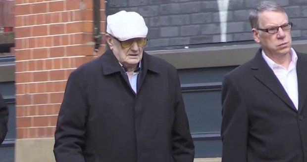 Nejstarší vězeň: Britský soud uznal vinným 101letého pedofila ze zneužívání