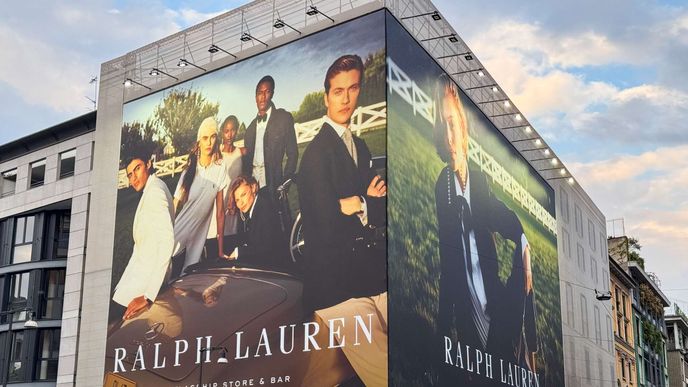 Americký módní návrhář a miliardář Ralph Lauren v roce 1972 světu představil bavlněné síťované polotričko, jež se stalo symbolem stylu preppy, kterému se věnuje. Lauren se podílel na kostýmech filmu Velký Gatsby. Americký módní návrhář a miliardář Ralph Lauren v roce 1972 světu představil bavlněné síťované polotričko, jež se stalo symbolem stylu preppy, kterému se věnuje. Lauren se podílel na kostýmech filmu Velký Gatsby.