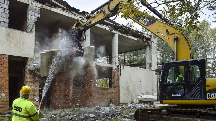 Bourání kulturního domu po sovětské armádě v Ralsku