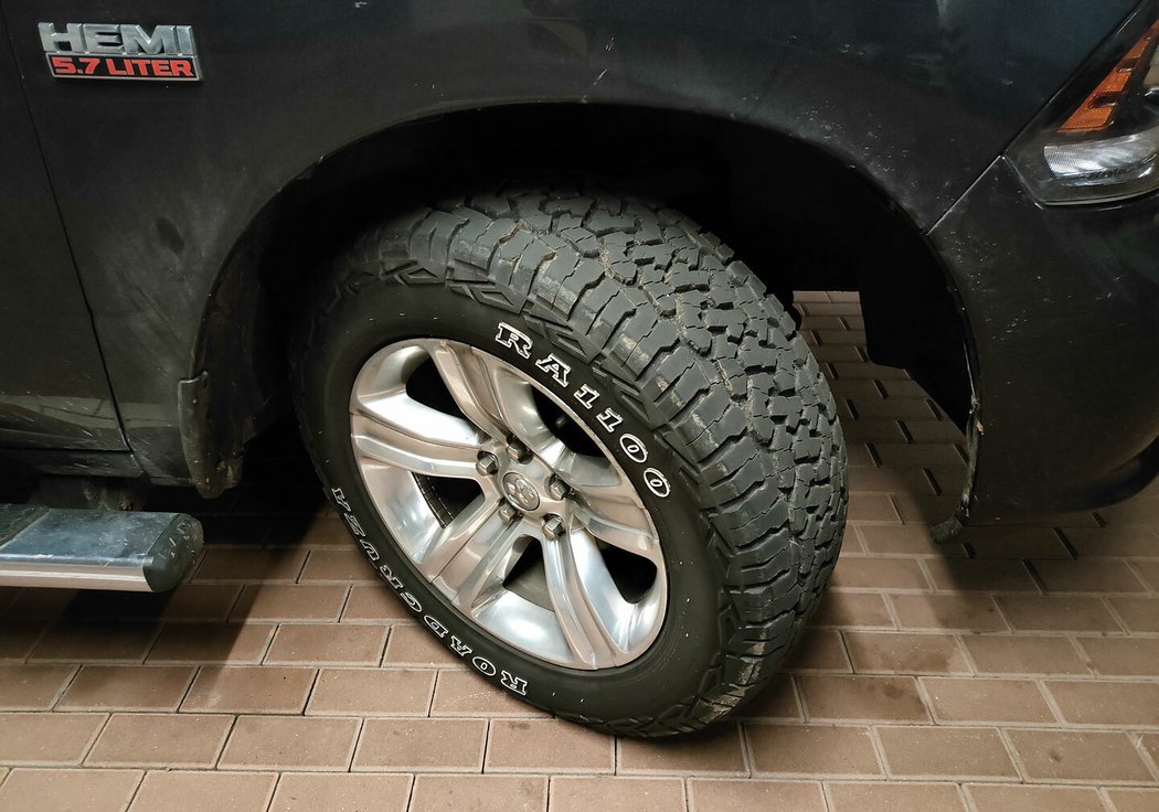Terénní celoroční pneumatiky vypadají dobře, jsou však zjevně vhodnější do terénu než do zimního silničního provozu