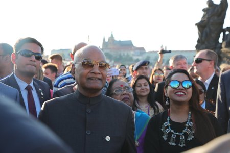 Indický prezident v Praze: Kóvind vyrazil s manželkou Savitou a dcerou Swati na Karlův most