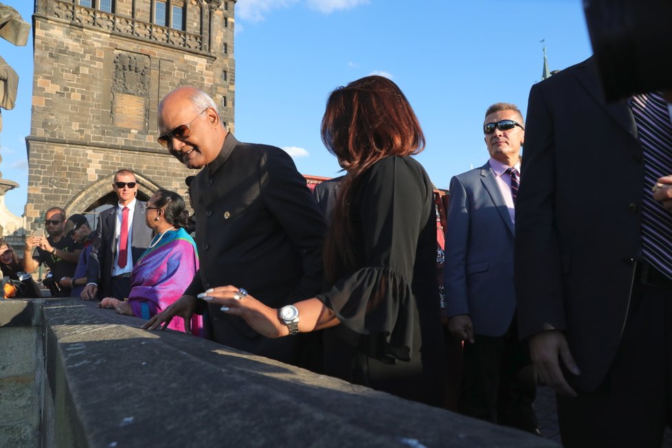 Indický prezident v Praze: Kóvind vyrazil s manželkou Savitou a dcerou Swati na Karlův most
