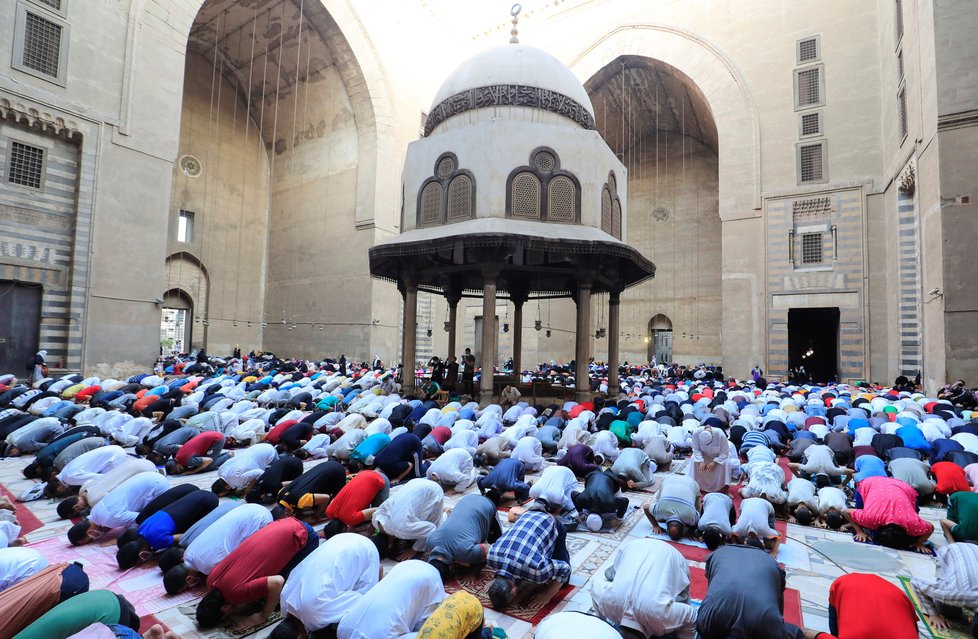 Muslimům končí ramadán, což oslavují hromadnou modlitbou v Egyptě. Vzhledem k velkému počtu lidí nechybí roušky (13.5.2021)