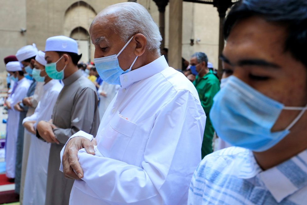 Muslimům končí ramadán, což oslavují hromadnou modlitbou v Egyptě. Vzhledem k velkému počtu lidí nechybí roušky (13.5.2021)