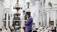 Začal tak trochu jiný Ramadán, než na jaký jsou Muslimové běžně zvyklí. Slaví se spíše v rodinách a pokud jsou mešity otevřeny, tak by měl platit omezený počet věřících. Kromě Indonésie, kde vše probíhá normálně.