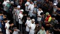 Začal tak trochu jiný Ramadán, než na jaký jsou Muslimové běžně zvyklí. Slaví se spíše v rodinách a pokud jsou mešity otevřeny, tak by měl platit omezený počet věřících. Kromě Indonésie, kde vše probíhá normálně. Začal tak trochu jiný Ramadán, než na jaký jsou Muslimové běžně zvyklí. Slaví se spíše v rodinách a pokud jsou mešity otevřeny, tak by měl platit omezený počet věřících. Kromě Indonésie, kde vše probíhá normálně.