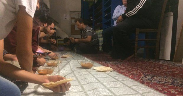Ramadán u muslimů v Praze: Muži zvlášť, ženy s menstruací nesmí. Bolest hlavy a malátnost, ale zvyknete si, říká Michal (32) 
