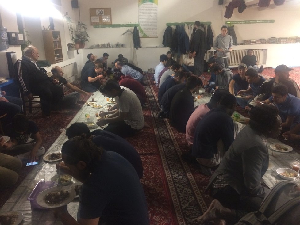 Takto vypadá tradiční večeře po čas ramadánu, tzv. Iftar.
