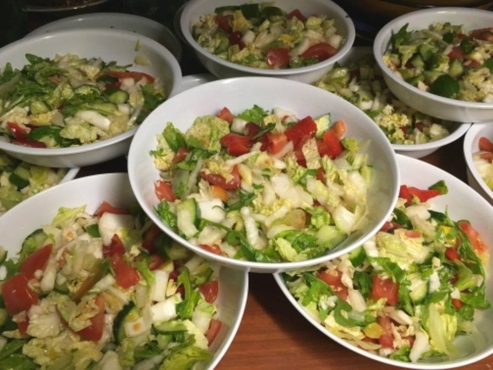 Kromě polévky a hlavního jídla se servíruje i čerstvý salát.