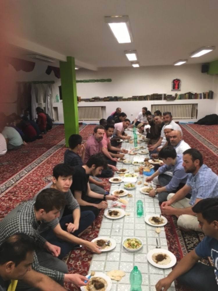 Při večeři po čas ramadánu jedí muži odděleně od žen.