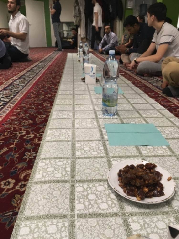 Ukázka tradičního muslimského stolování v modlitebně po čas ramadánu.