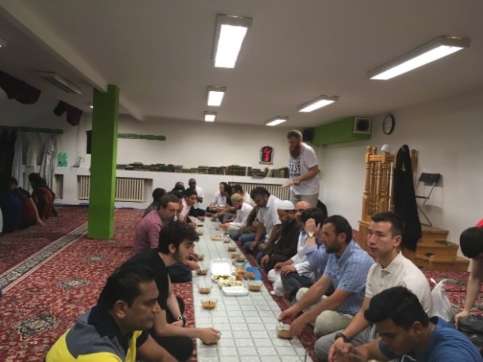Atmosféra je velmi společenská. Muslimové z celého světa si v Praze sesedají rozprostřeným ubrusům, na kterých se servírují pokrmy. Každý si povídá s každým.