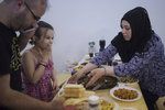 Uprchlíci o ramadánu nechtějí jíst za denního světla. Fotografie pocházejí z bývalého hotelu v německém Berlíně.