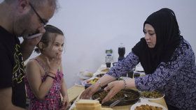 Uprchlíci o ramadánu nechtějí jíst za denního světla. Fotografie pocházejí z bývalého hotelu v německém Berlíně.