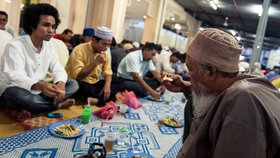 Během ramadánu by se od svítání do západu slunce měli obejít bez jídla i pití.