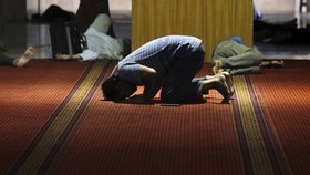 Pro muslimy začalo období ramadánu. Halí ho ale strach z teroristických útoků.