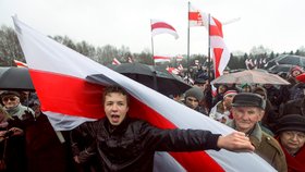 Běloruský opozičník Raman Pratasevič na protirežimní demonstraci (25. 3. 2012)