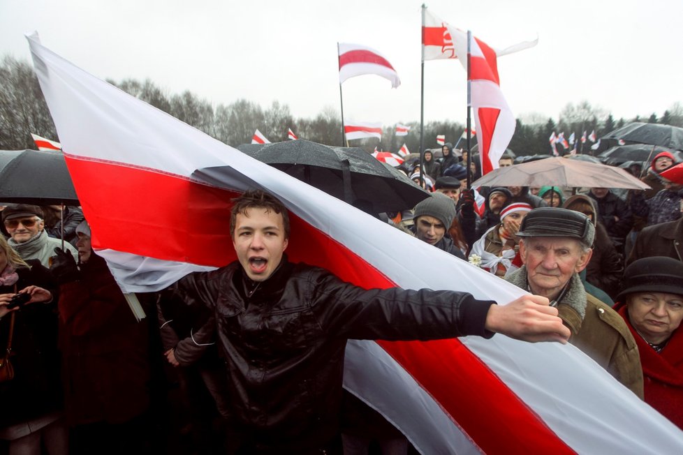 Běloruský opozičník Raman Pratasevič na protirežimní demonstraci (25. 3. 2012)