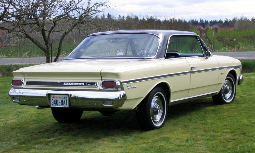 Modely 1964 měly vzadu oválná koncová světla a sedany ostrou hranu na zádi.