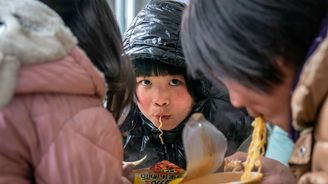 Instantní nudle jako exportní zbraň. Jižní Korea vydělává na celosvětovém hladu po levném jídle Instantní nudle jako exportní zbraň. Jižní Korea vydělává na celosvětovém hladu po levném jídle