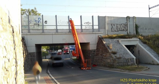 Řidič náklaďáku utrhl o most rameno s vysokozdvižnou plošinou.