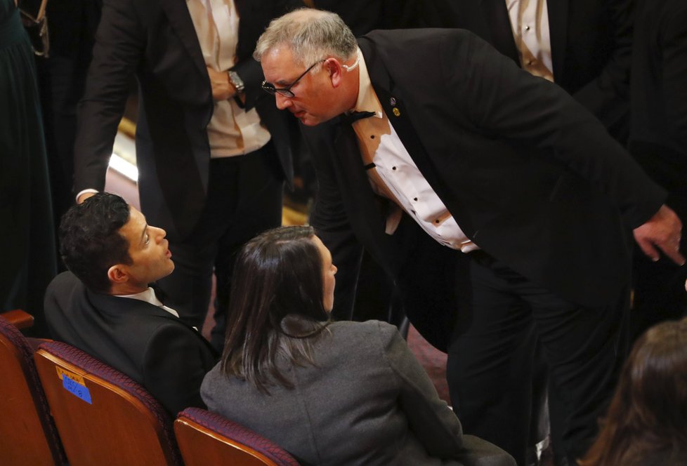 Rami Malek převzal Oscara a pak ošklivě upadl.