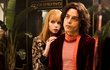 Rami Malek a Lucy Boyton ve filmu Bohemian Rhapsody