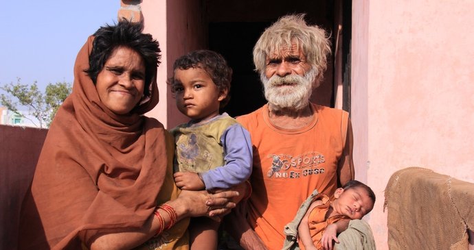 Manželka Shankuntala (54), syn Bikramjeet (2), Ramjeet (96) a novorozený Ranjeet