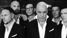 Rammstein po vyprodaných koncertech plní i sály kin